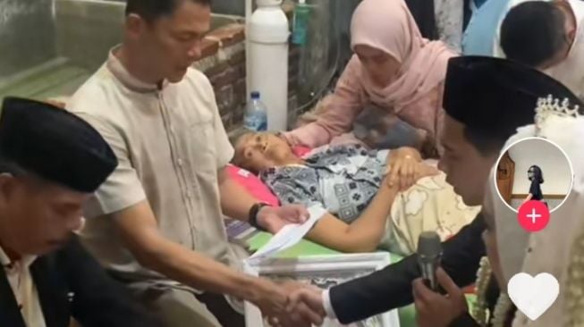 Momen Haru Pengantin Lakukan Prosesi Ijab Kabul Di Samping Ibu yang Sakit Parah