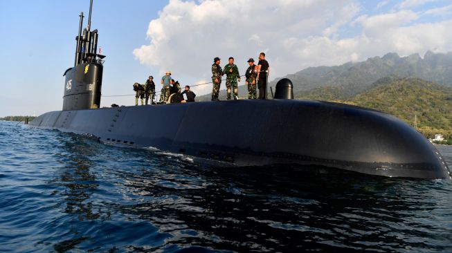 Direktur Operasi Puskopaska Kolonel Laut (P) Johan Wahyudi (kedua kiri) bersama Komandan Satuan Tugas Peperangan Laut Khusus Letkol Laut (P) Sadarianto (kiri) serta Wakil Komandan Satuan Tugas Peperangan Laut Khusus Mayor Laut (S) Mulya Abadi (kedua kanan) memberikan pengarahan rencana operasi kepada prajurit Kopaska di atas geladak Kapal Selam KRI Alugoro 405 di perairan Situbondo, Jawa Timur, Sabtu (16/7/2022). [ANTARA FOTO/Zabur Karuru]