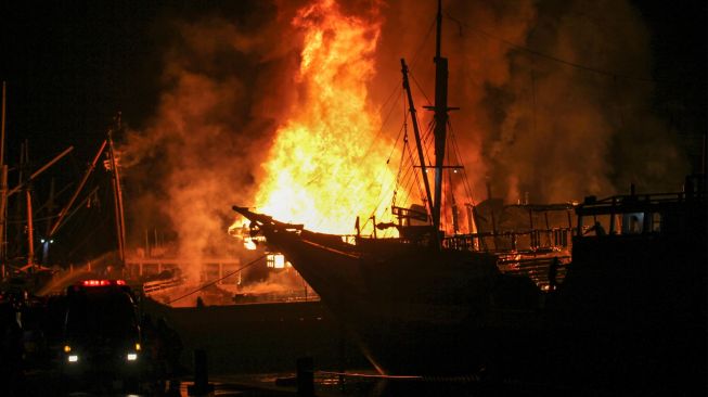 Api membakar kapal kargo yang bersandar di Pelabuhan Kalimas Surabaya, Jawa Timur, Minggu (17/7/2022). [ANTARA FOTO/Didik Suhartono/aww]