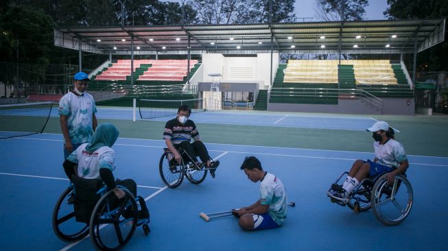 Atlet tenis kursi roda Indonesia beserta offisial mencoba Lapangan Tenis Manahan, Solo, Jawa Tengah, Sabtu (16/7/2022). [ANTARA FOTO/Mohammad Ayudha/wsj]
