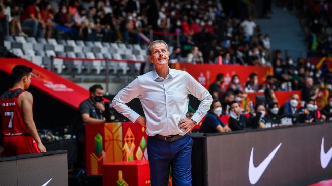 Pelatih tim nasional basket Indonesia Milos Pejic bereaksi dalam babak penyisihan Grup A FIBA Asia Cup 2022 di Istora Gelora Bung Karno, Senayan, Jakarta, Sabtu (16/7/2022). [ANTARA FOTO/Galih Pradipta/wsj]