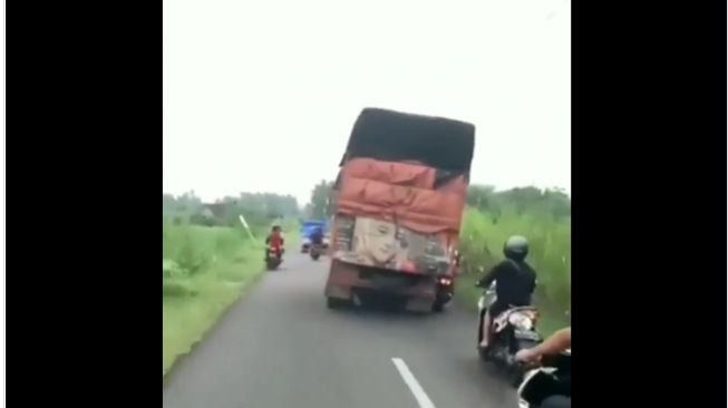 Truk senggol bocil yang tengah mengendarai motor di jalan (Twitter)