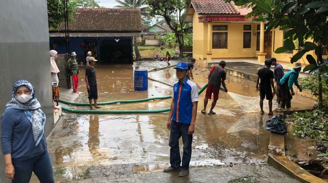 BRI Peduli Salurkan Bantuan ke Korban Banjir di Ciledug, Tangerang dan Garut