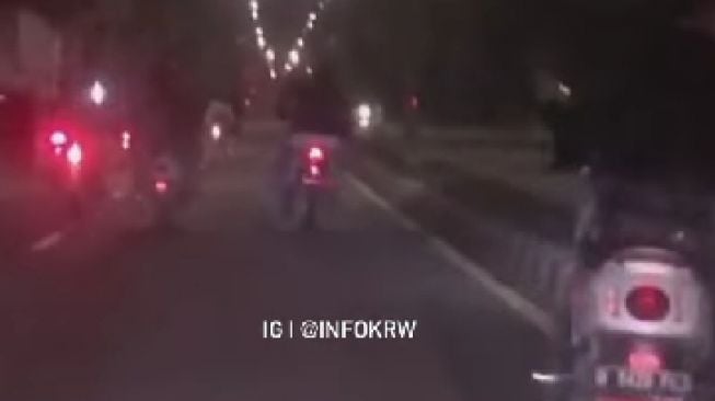 Viral Aksi Pengeroyokan Gerombolan Pengendara Motor di Karawang, Korban Tergeletak di Tengah Jalan