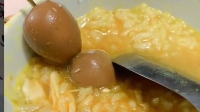 Waspada! Video Viral Cewek Makan Bubur Ayam di Acara, Ternyata Ada Belatung