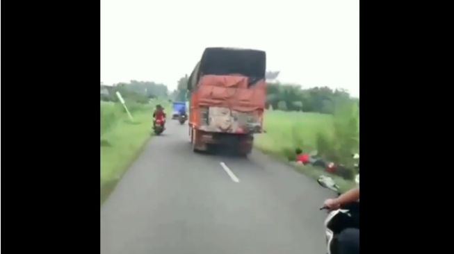 Truk senggol bocil yang tengah mengendarai motor di jalan (Twitter)