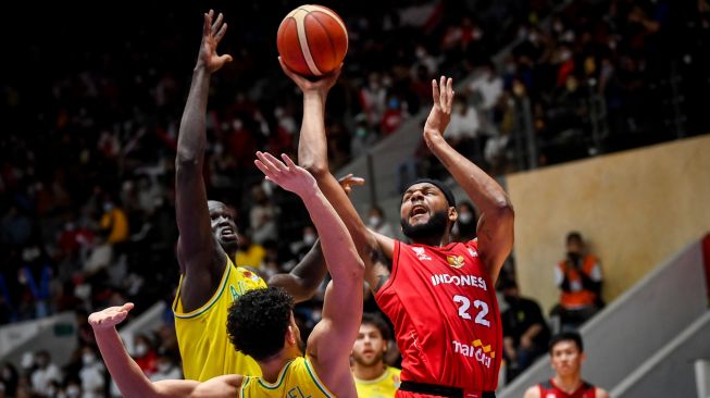 Pebasket Indonesia Marques Terrell Bolden (kanan) berusaha melakukan layup dengan dihadang pebasket Australia dalam babak penyisihan Grup A FIBA Asia Cup 2022 di Istora Gelora Bung Karno, Senayan, Jakarta, Sabtu (16/7/2022). [ANTARA FOTO/Galih Pradipta/wsj]