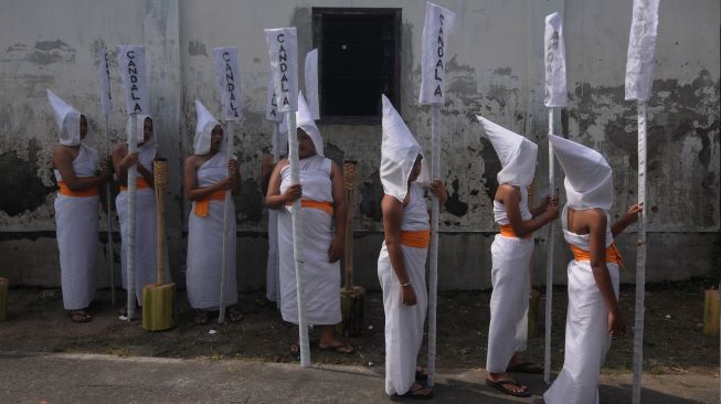 Sejumlah warga bersiap untuk mengikuti Kirab Cethik Geni di Gatak, Delanggu, Klaten, Jawa Tengah, Minggu (17/7/2022). [ANTARA FOTO/Aloysius Jarot Nugroho/aww]