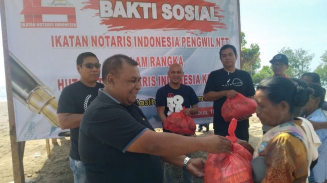 Ikatan Notaris NTT Bagikan Sembako ke Warga Belu Perbatasan RI-RDTL