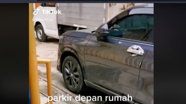 Potret Honda HR-V Parkir Semena-mena di Depan Pagar Rumah Orang, Publik Beri Saran Begini