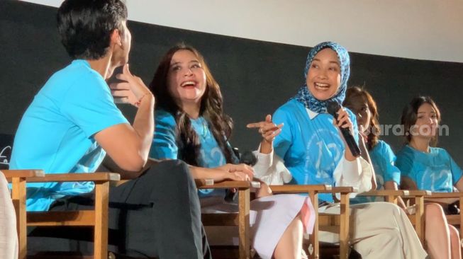 Prilly Latuconsina dan Alya Rohali di acara konferensi pers film 12 Cerita Glen Anggara di kawasan Kuningan, Jakarta Selatan, Senini (18/7/2022). [Adiyoga Priyambodo/Suara.com]