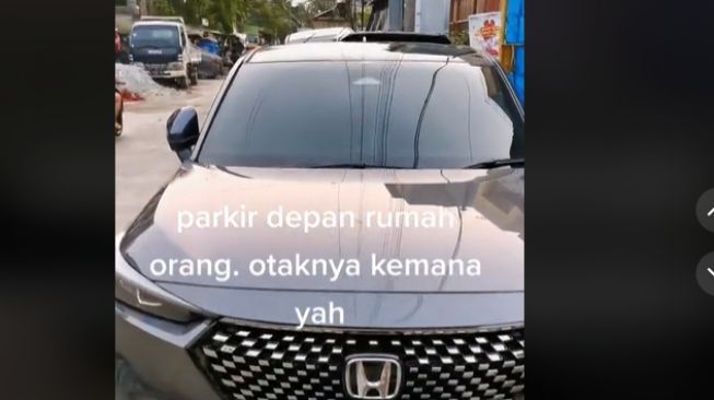 Honda HR-V parkir sembarangan di depan rumah orang (TikTok)