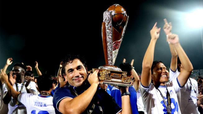 Pelatih Arema FC Eduardo Almeida mengangkat piala saat berselebrasi usai mengalahkan Borneo FC dalam leg kedua final Piala Presiden 2022 di Stadion Segiri, Samarinda, Kalimantan Timur, Minggu (17/7/2022). [ANTARA FOTO/ Sahid Setiawan/wpa]