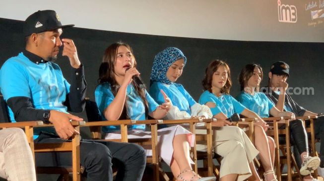 Prilly Latuconsina, Alya Rohali dan aktor lainnya di acara konferensi pers film 12 Cerita Glen Anggara di kawasan Kuningan, Jakarta Selatan, Senini (18/7/2022). [Adiyoga Priyambodo/Suara.com]