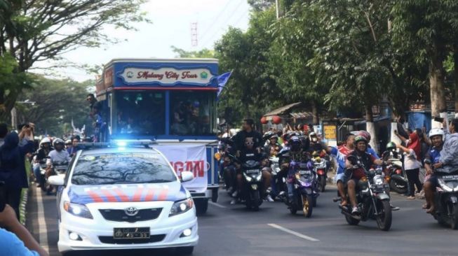 Ribuan Aremania Sambut Juara Piala Presiden Arema FC, Almedia: Saya Sangat Terkesan