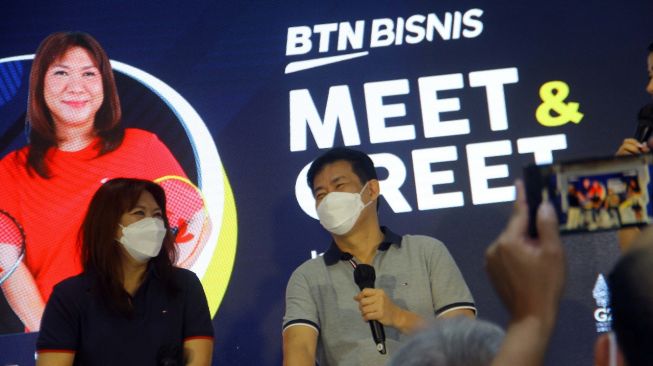 Direktur Distribution & Funding Bank BTN Jasmin bersama legenda bulutangkis Indonesia Alan Budikusuma dan Susi Susanti berbincang dengan pemilik toko di Pasar Metro Tanah Abang dalam acara Roadshow Tabungan Bisnis di Jakarta, Senin (18/7/2022). (Dok: Bank BTN)