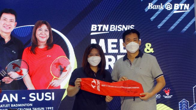 Direktur Distribution & Funding Bank BTN Jasmin bersama legenda bulutangkis Indonesia Alan Budikusuma dan Susi Susanti dalam acara Roadshow Tabungan Bisnis di Jakarta, Senin (18/7/2022). (Dok: Bank BTN)