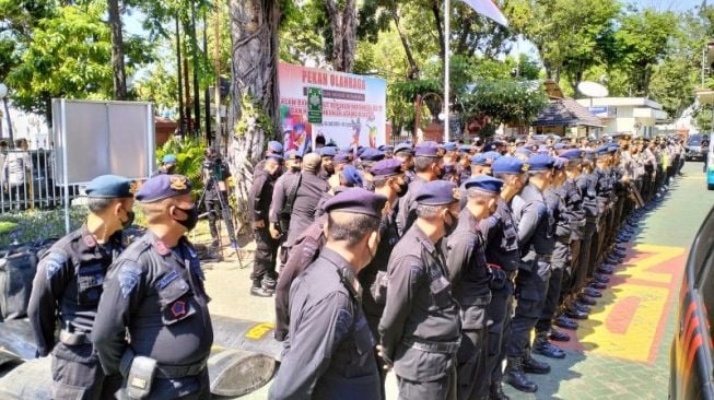 Sidang Perdana MSAT, Ratusan Personel Polisi Disiagakan Jaga Keamanan di PN Surabaya