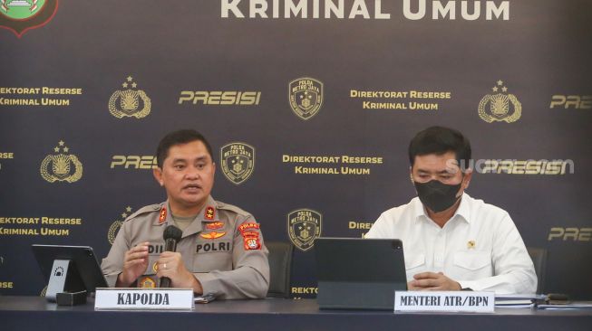 Menteri Agraria dan Tata Ruang/Badan Pertanahan Nasional (MenATR/BPN), Hadi Tjahjanto bersama Kapolda Metro Jaya, Fadil Imran memberikan keterangan pers terkait kasus mafia tanah di Gedung Dirreskrimum Polda Metro Jaya, Jakarta Selatan,  Senin (18/7/2022). [Suara.com/Alfian Winanto]