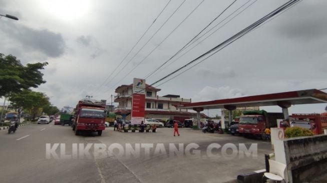 Belum Terapkan Fuel Card, Truk Serbu SPBU Tanjung Laut hingga Antrean Capai 500 Meter, Pengelola Anggap Hal Biasa