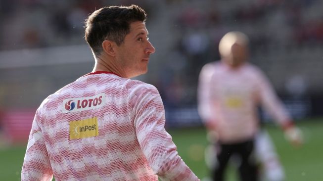 Penyerang baru Barcelona, Robert Lewandowski saat memperkuat Timnas Polandia. [Kenzo TRIBOUILLARD / AFP]