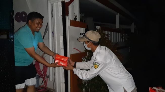 Baznas Distribusikan Paket Makanan ZChicken untuk Korban Banjir Tangerang