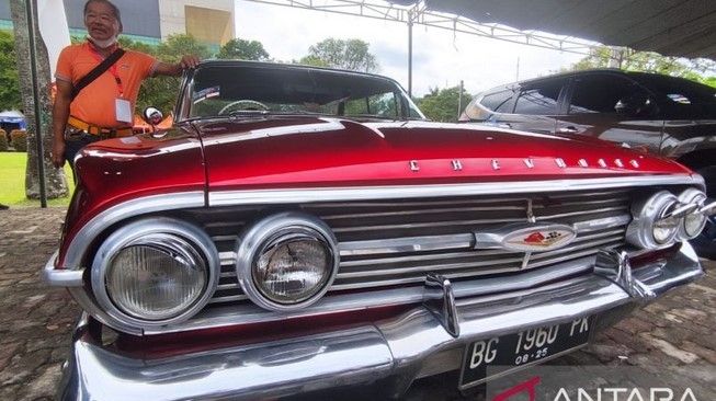 Budiman (60) pemilik mobil Chevrolet Impala Pabrikan Amerika Serikat tahun 1960 yang ikutserta dalam Kontes Mobil Bhayangkara 2022 Polda Sumatera Selatan, di halaman gedung DPRD Provinsi Sumsel, Jalan POM IX, Kecamatan Ilir Barat I, Palembang, Sumatera Selatan, Sabtu (16/7/2022) (ANTARA/M Riezko Bima Elko P) 