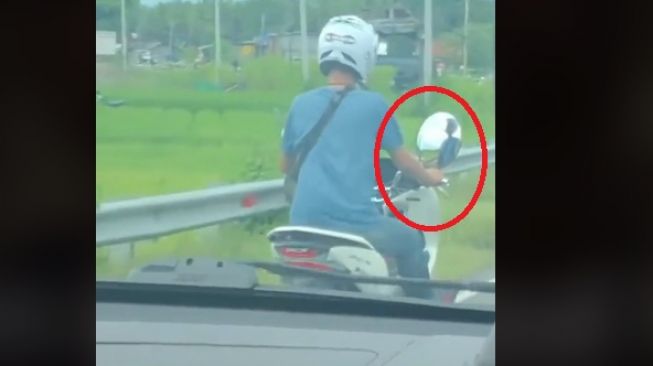 Penggunaan spion motor dengan dimensi yang tak masuk akal dilakukan oleh pemotor Honda PCX (TikTok)