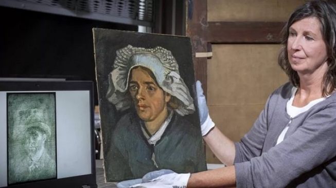 Konservator Senior Lesley Stevenson memperlihatkan lukisan karya Vincent van Gogh "Head of a Peasant Woman" di samping gambar sinar-X dari potret diri Van Gogh yang tersembunyi. (Credit picture: Neil Hanna, Live Science)