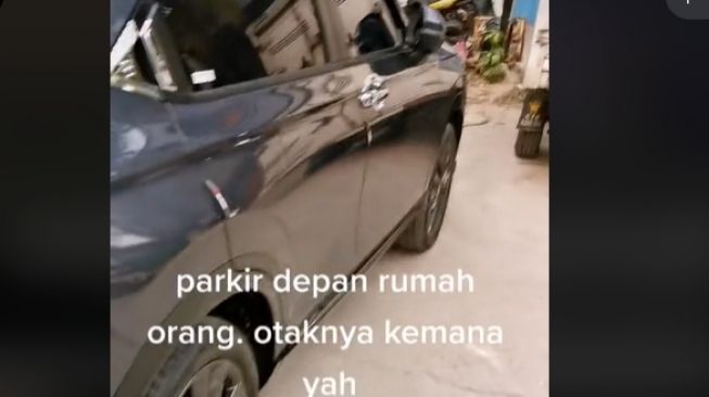 Honda HR-V parkir sembarangan di depan rumah orang (TikTok)