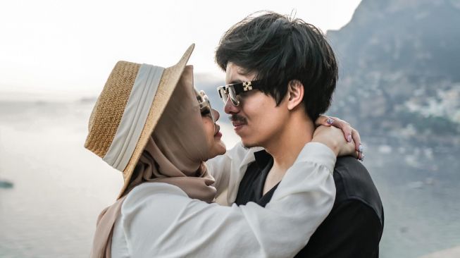 Potret romantis Aurel Hermansyah dan Atta Halilintar di Italia (Instagram/@attahalilintar)