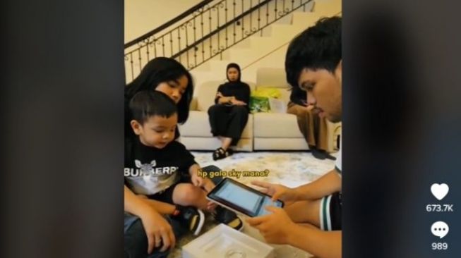 Gala Sky Dapet Kado Ipad dari Thariq Halilintar, Reaksi Fuji Disorot Warganet