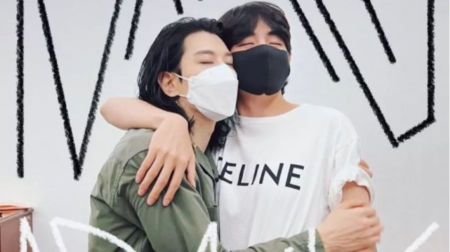 Gemas! Park Hyo Shin Bagikan Foto Bareng V BTS di Belakang Panggung