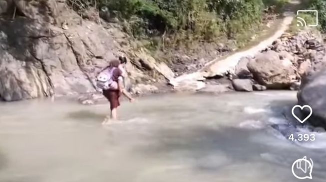 Viral Video Kurir Sebrangi Sungai Arus Deras di Banjarnegara, Ternyata Tak Ada Jembatan Sejak Lama