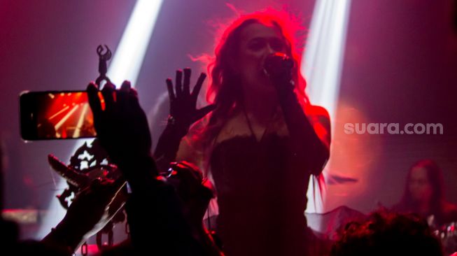 Grup musik Dreamer saat tampil dalam konser Spektakuler Tahta Hitam di M Bloc Live House, Jakarta Selatan, Minggu (17/7/2022). [Suara.com/Alfian Winanto]