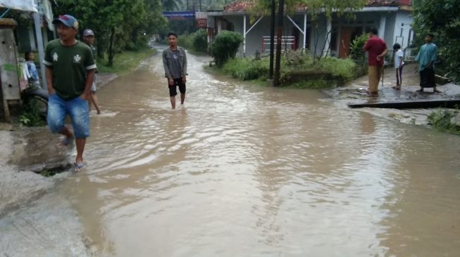 Belasan Tahun Jalan Rusak Tak Kunjung Diperbaiki, Warga Dua Desa di Cianjur Ancam Boikot Bayar PBB