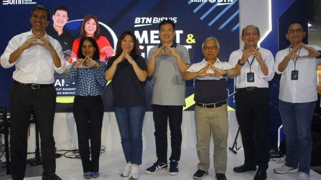 Direktur Distribution & Funding Bank BTN Jasmin bersama legenda bulutangkis Indonesia Alan Budikusuma dan Susi Susanti berbincang dengan pemilik toko di Pasar Metro Tanah Abang dalam acara Roadshow Tabungan Bisnis di Jakarta, Senin (18/7/2022). (Dok: Bank BTN)