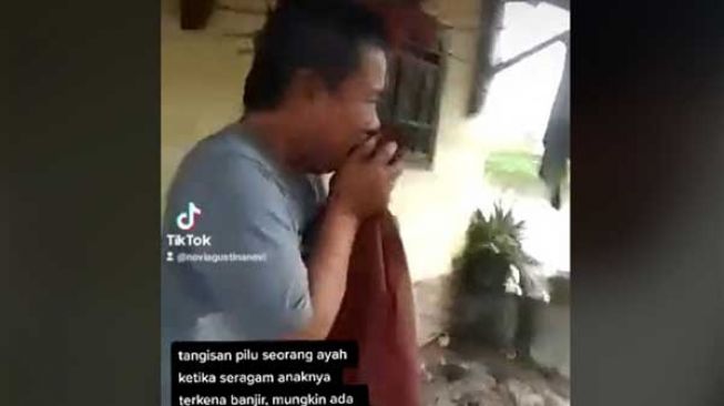 Ayah Menangis Sesenggukan saat Tahu Seragam Baru Anaknya Rusak Terkena Banjir