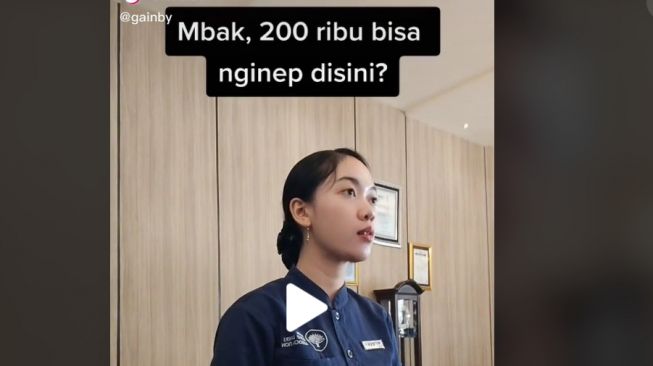 Haru! Video Resepsionis Hotel Tolong Ibu-ibu yang Ingin Sewa Kamar untuk Anaknya Tapi Tak Punya Uang