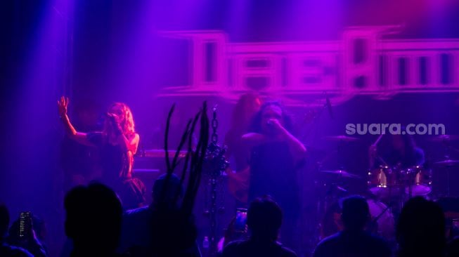 Grup musik Dreamer saat tampil dalam konser Spektakuler Tahta Hitam di M Bloc Live House, Jakarta Selatan, Minggu (17/7/2022). [Suara.com/Alfian Winanto]