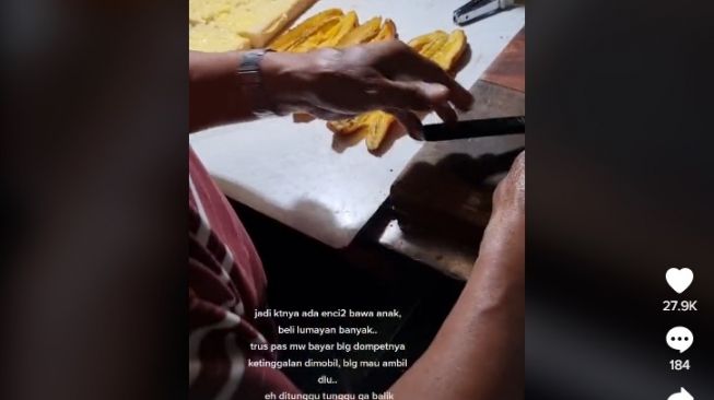 Viral penjual pisang gepuk curhat kena tipu,alasannya tidak bawa dompet [TikTok japdeni]
