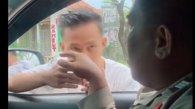 Pemuda ini langsung salim saat tahu pengemudi mobil tersebut adalah pria berseragam polisi (Instagram/ @terang_media).