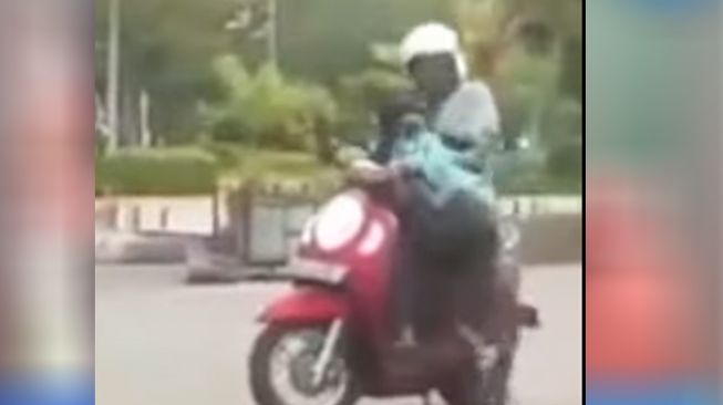 Viral Pria Paksa Angkat Pacar ke Motor saat Ribut: Tinggalin Aja, Biar Pulang Naik Gojek