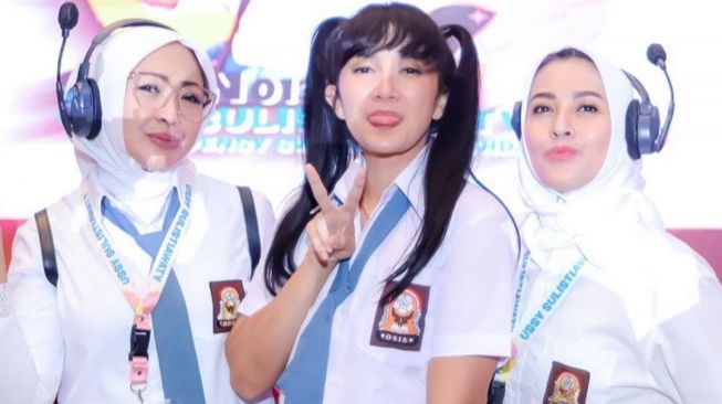 Pesta perayaan ulang tahun Ussy Sulistiawaty yang dibanjiri rekan artis. [Instagram]