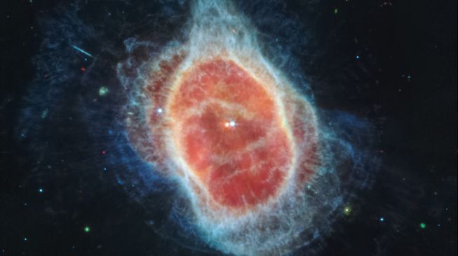 Gambar hasil jepretan Teleskop Luar Angkasa James Webb menunjukkan dua buah bintang di Nebula Cincin Selatan dan berada di pusat NGC 3132. Bintang yang lebih redup adalah katai putih yang selama masa hidupnya mencapai delapan kali massa Matahari , dirilis NASA pada Selasa (12/7/2022). [NASA / ESA / Webb / AFP] 