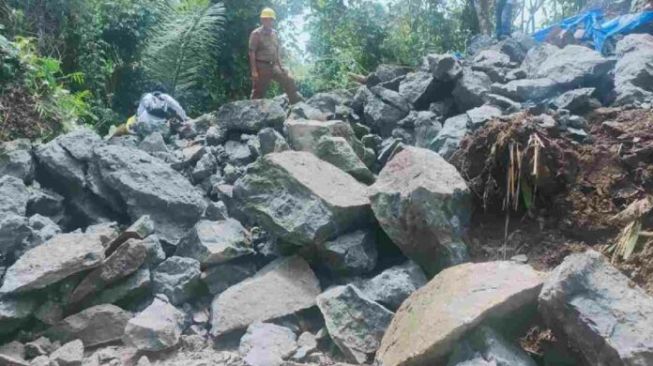 Tak Bisa Dipindahkan, Batu Besar yang Tutupi Jalan di Ciamis Akhirnya Diledakan