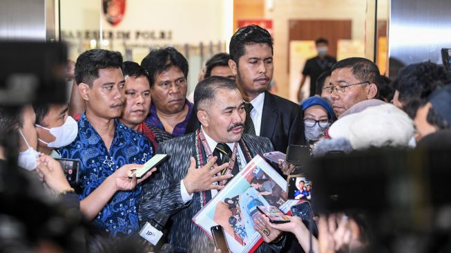 Kuasa hukum keluarga Brigadir J, korban peristiwa dugaan baku tembak antaranggota Polisi di rumah dinas Kepala Divisi Propam Polri Irjen Pol. Ferdy Sambo, Kamaruddin Simanjuntak (tengah) menunjukkan bukti foto korban usai pelaporan di Bareskrim Mabes Polri, Jakarta, Senin (18/7/2022). [ANTARA FOTO/M Risyal Hidayat/hp]