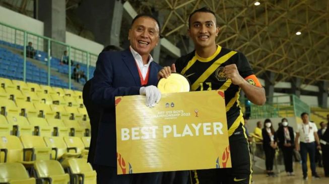 Kapten timnas Malaysia U-19, Aysar Hadi jadi pemain terbaik Piala AFF U-19 2022 usai membawa timnya menjadi juara di turnamen tersebut. [Makan Bola/Federasi Sepak Bola Malaysia]