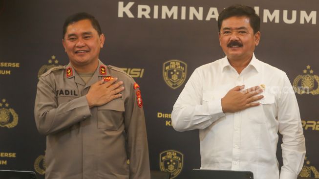 Menteri Agraria dan Tata Ruang/Badan Pertanahan Nasional (MenATR/BPN), Hadi Tjahjanto bersama Kapolda Metro Jaya, Fadil Imran memberikan keterangan pers terkait kasus mafia tanah di Gedung Dirreskrimum Polda Metro Jaya, Jakarta Selatan,  Senin (18/7/2022). [Suara.com/Alfian Winanto]