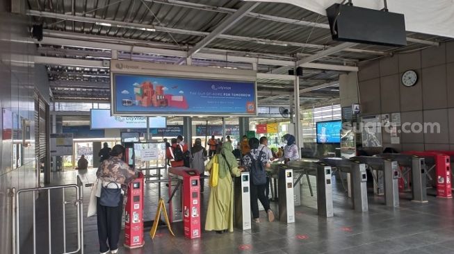 Penampakan penumpang KRL di Stasiun Manggarai di tengah maraknya kasus pelecehan seksual. (Suara.com/Yaumal)